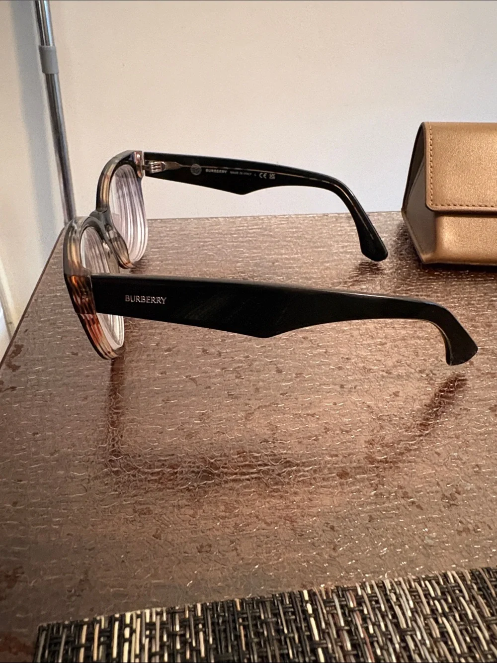 Burberry sleek phantos